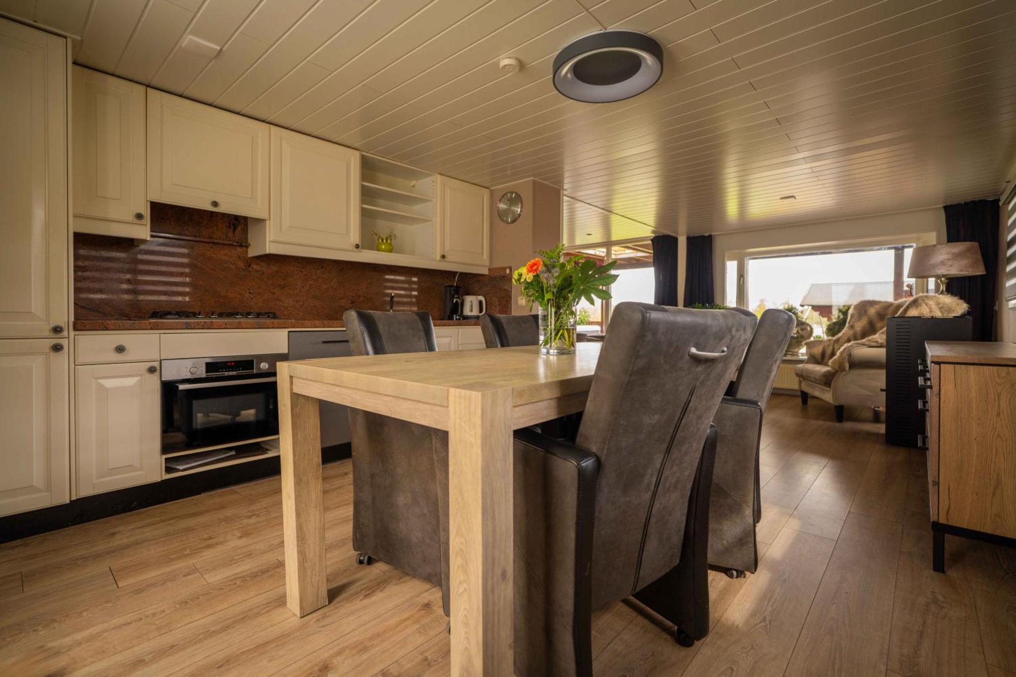 Drents Genieten - Lavendelheide Met Uitzicht Op Het Water Erm Exterior photo