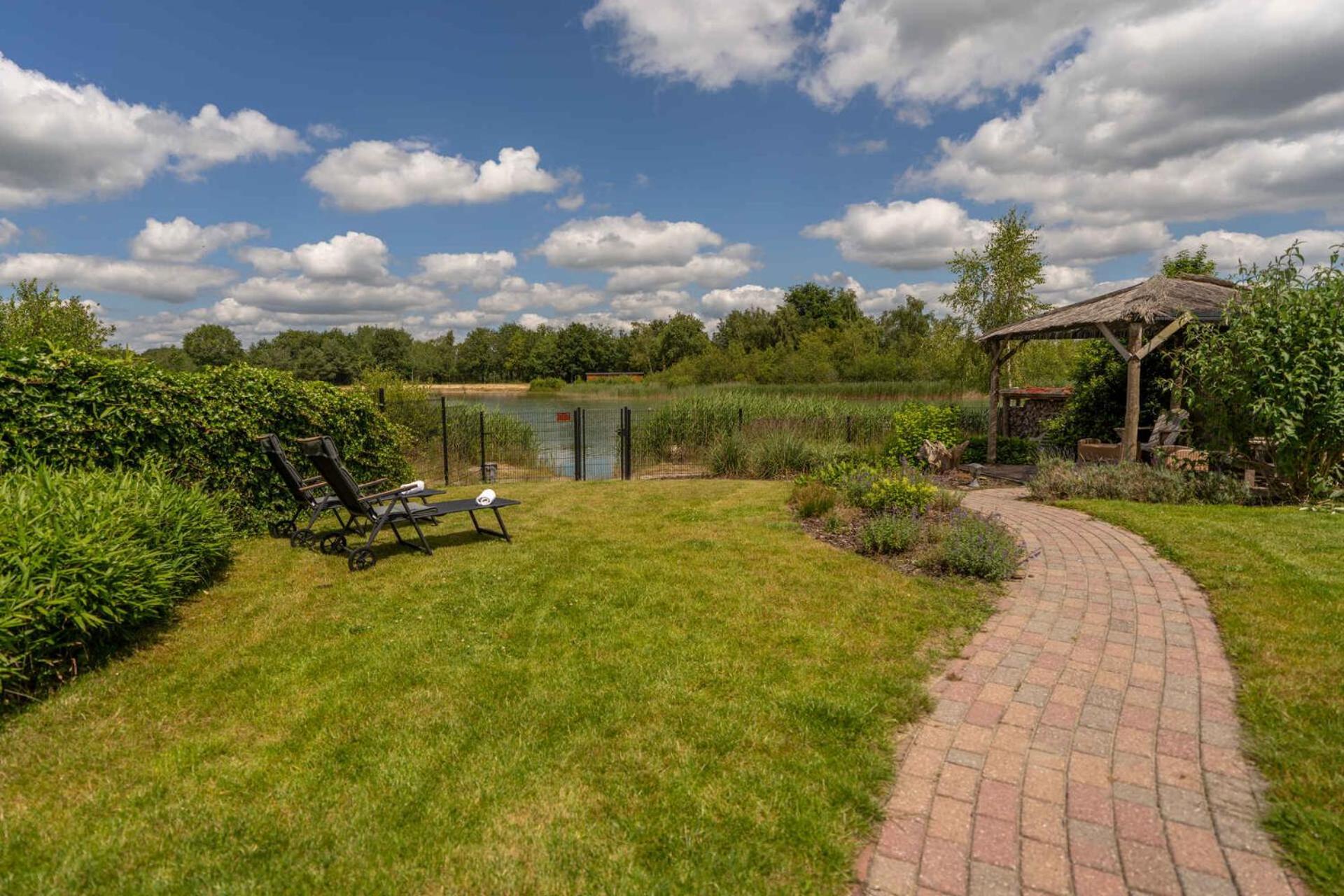 Drents Genieten - Lavendelheide Met Uitzicht Op Het Water Erm Exterior photo